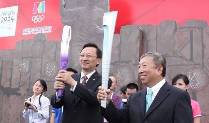 Ng Ser Miang and Miao Rui Liu at the torch exchange ceremony at the Nanjing Olympic Museum ©SNOC