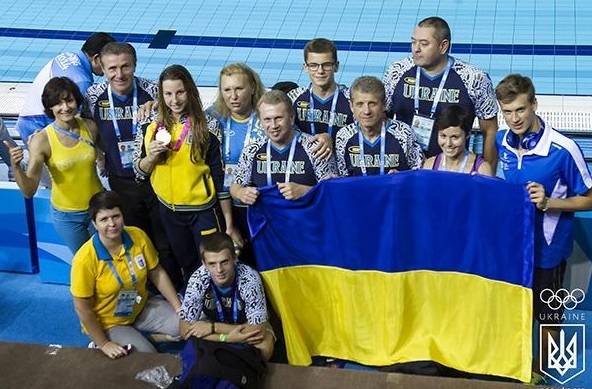 Sergey Bubka with Nastya Malyavina, her coach and team mates ©Twitter