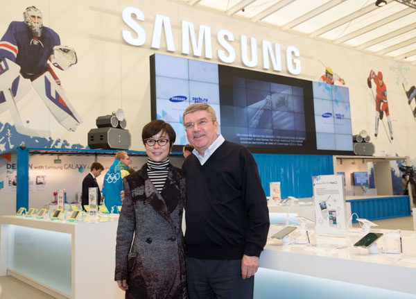 Thomas Bach visiting the Samsung Galaxy studio during the Winter Olympics in Sochi in February alongside leading Samsung official, Younghee Lee ©IOC/Ian Jones