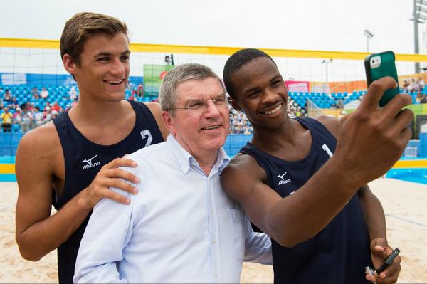 Thomas Bach with US beach volleyball team ©Twitter