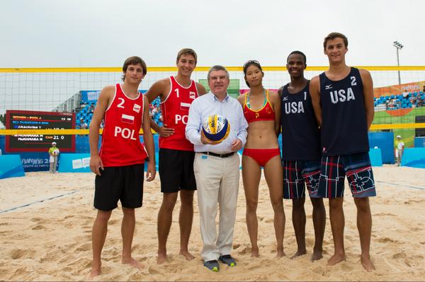 Thomas Bach with players at the beach volleyball ©Twitter