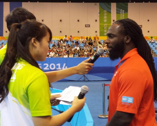 Weightlifting's Athlete Role Model Kendrick J Farris talking with young reporters at the International Expo Centre ©Twitter