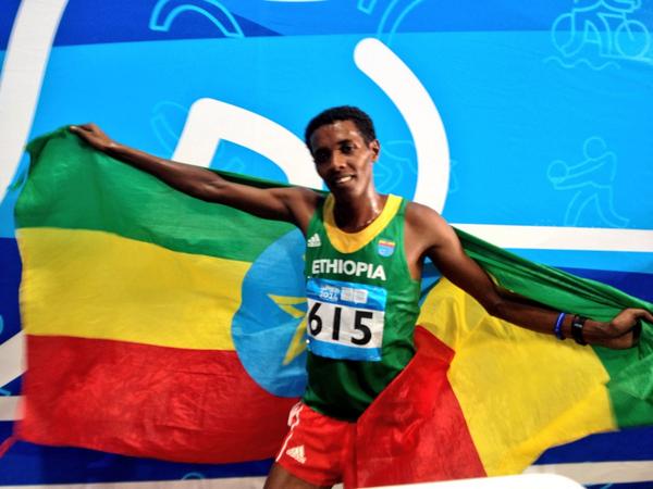 Wogene Sebisibe Sidamo celebrates 2,000m steeplechase gold ©Twitter