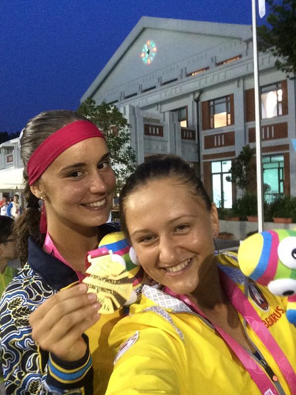 Women's doubles champs Anhelina Kalinina and Iryna Shymanovich share a YOGselfie ©Twitter