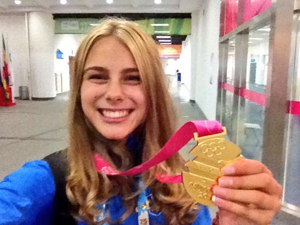 Yuliya Levchenko shares a YOGselfie with her newly acquired high jump gold medal ©Twitter