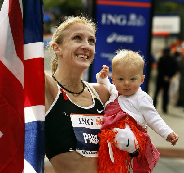 Paula Radcliffe poses with her young daughter Isla after winning the 2007 New York Marathon title ©AFP/Getty Images
