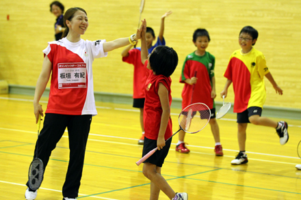 The youngsters in Kitashiobara received personal badminton coaching from Mizuki Fujii, a silver medallist in the mixed doubles at London 2012 ©JOC