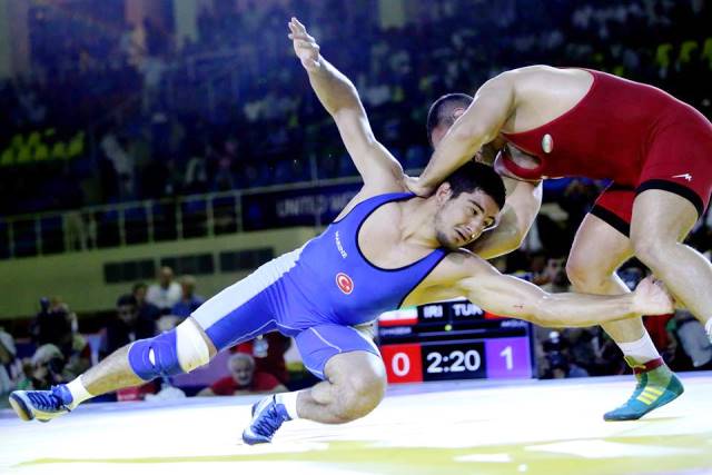 Turkey's Taha Akgul (blue) got the better of Iran's Komil Ghasemi in a tight contest to take the 125kg gold medal at the World Championships in Tashkent ©United World Wrestling