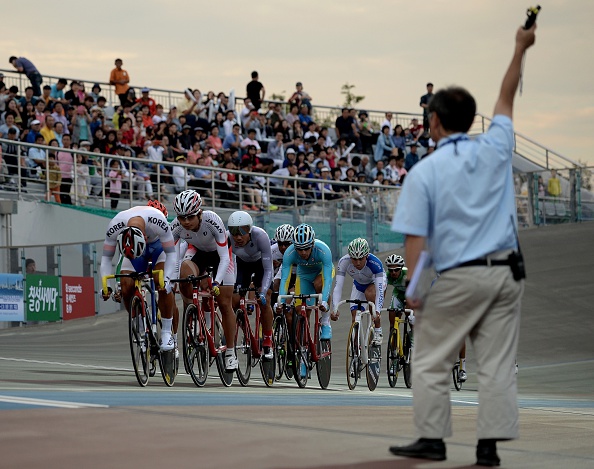 A race official got the men's cycling omnium 40km points final underway ©AFP/Getty Images