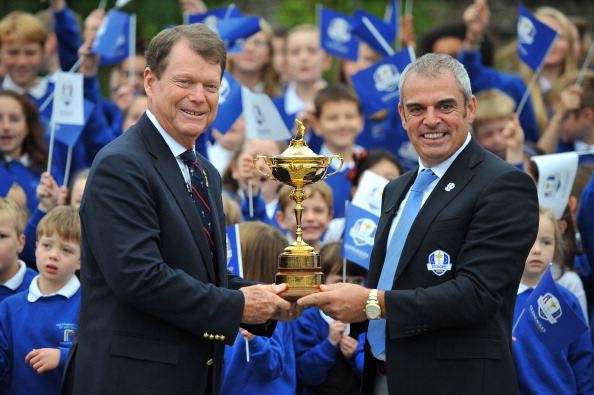 America and Europe captains Tom Watson (left) and Paul McGinley (right) with the Ryder Cup ©Getty Images