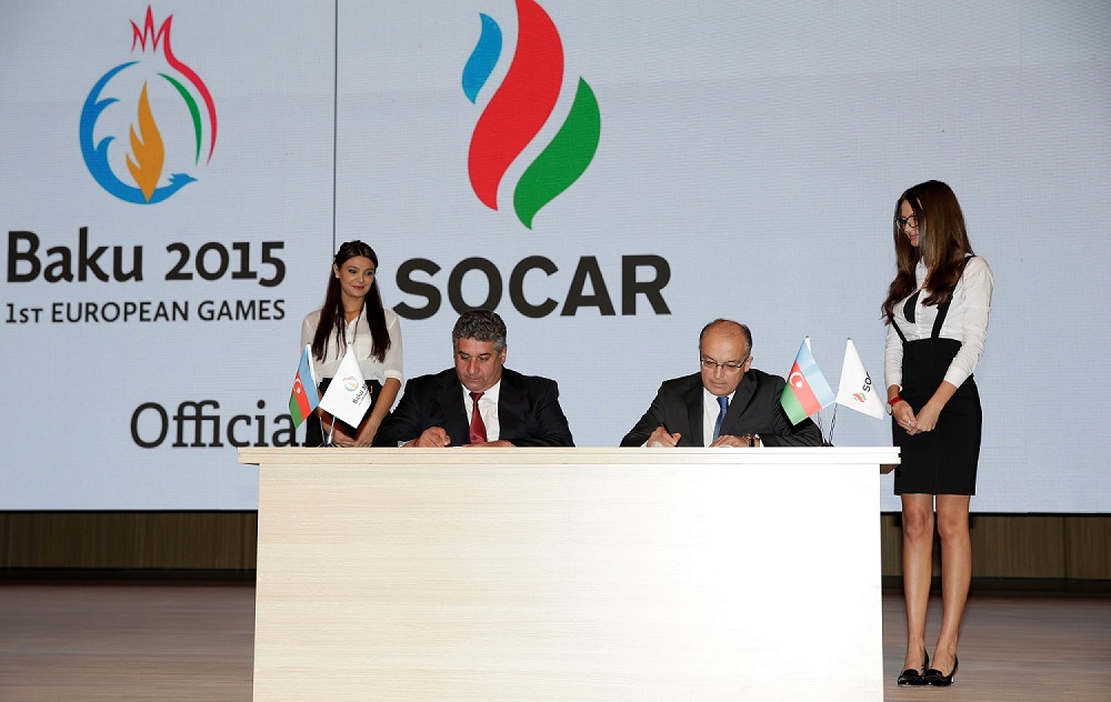 Azad Rahimov (left), Azerbaijan's Minister of Youth and Sports and Baku 2015 chief executive and Elshad Nassirov (right), vice-president of marketing and investments at SOCAR, sign the partnership contract ©Baku 2015