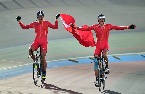 China's Yuan Zhong and Liu Hao celebrated victory in the men's team pursuit ©AFP/Getty Images
