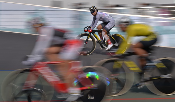 Cyclist Diao Xiaojuan (centre) of Hong Kong kept a watchful eye on her opponents during the women's omnium 10km scratch race ©AFP/Getty Images
