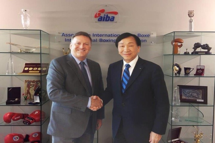 David Gough (left) and C K Wu following the appointment of the former as the chief executive of the Boxing Marketing Arm ©AIBA