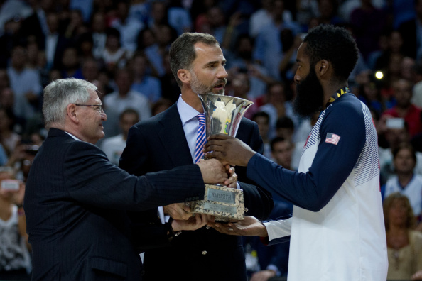 FIBA president Ivan Mainini (left) and Prince Felipe VI of Spain handed the trophy to James Harden of the United States ©Getty Images