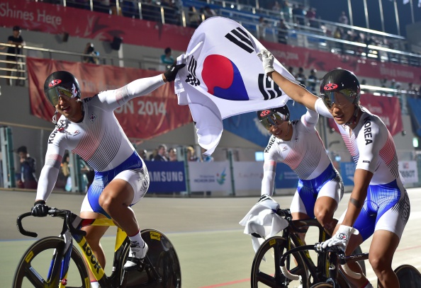 From left, South Korea's Son Je-Yong, Kang Dong-Jin and Im Chae-Bin celebrated victory in the cycling track men's team sprint ©AFP/Getty Images