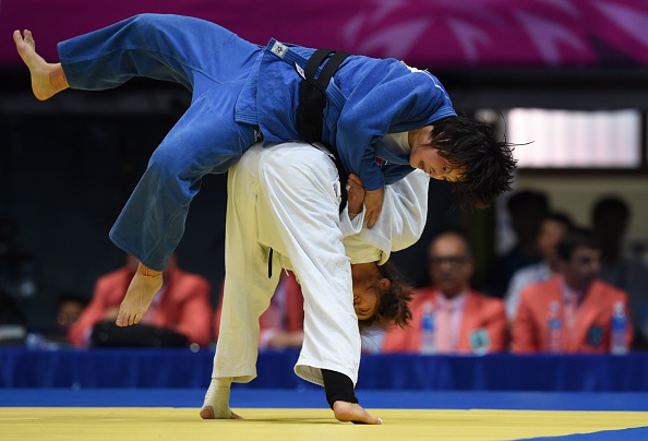 In the women's judo team quarter-final, Joung Da-Woon (bottom) of South Korea fought with Kim Sug-Yong of North Korea ©AFP/Getty Images
