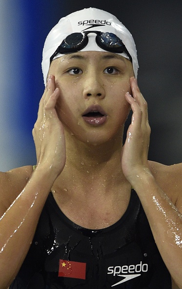 Chen Xenye not looking particularly happy after winning a gold medal ©AFP/Getty Images