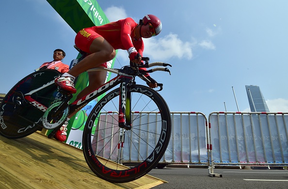 Li Wenjuan of China starting her time trial ride ©AFP/Getty Images