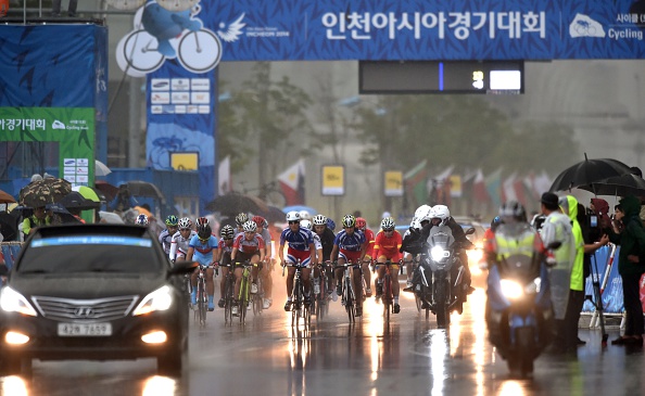 Cyclists competing in the pouring rain in the road race ©Getty Images