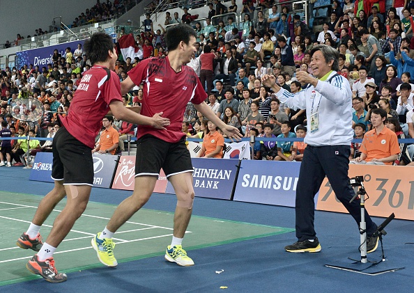 Indonesia's Mohammad Ahsan and Hendra Setiawan celebrate badminton gold ©AFP/Getty Images