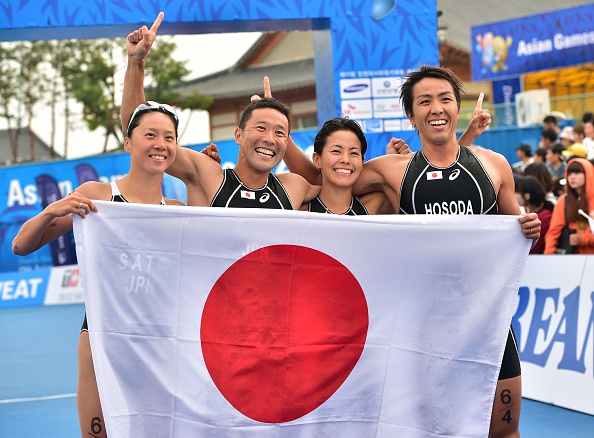 Japan celebrate a third consecutive gold medal in triathlon ©AFP/Getty Images