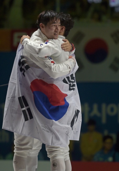 South Korea's Jung Jin-sun celebrates after beating team-mate Park Kyoung-Doo to claim epee individual fencing at Incheon 2014 ©AFP/Getty Images