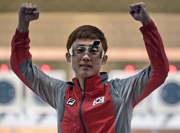 Kim Junhong celebrates gold for South Korea in the 25m rapid fire pistol shooting ©AFP/Getty Images