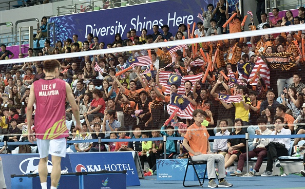 Malaysian fans cheer as Lee Chong Wei draws level ©AFP/Getty Images