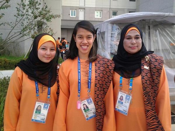 Malaysian squash superstar Nicole David (centre) before the Opening Ceremony, where she carried her nation's Flag ©OCM