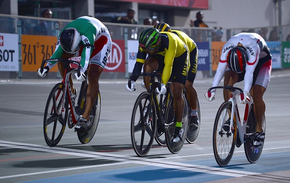 Mohammad Daneshvarkhourram of Iran (left) emerges from nowhere to win the men's keirin ©AFP/Getty Images