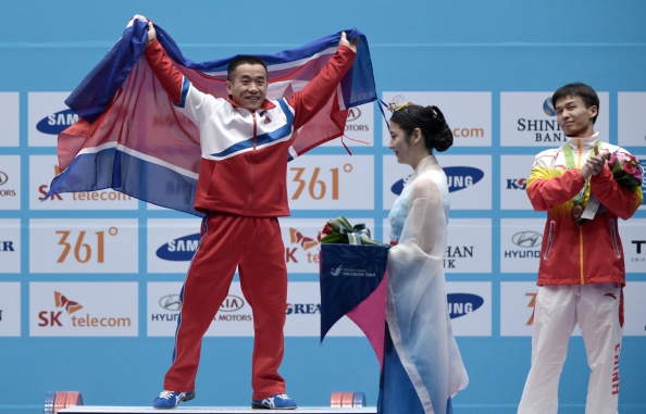 Om Yun-Chol beams as he is awarded gold ©AFP/Getty Images