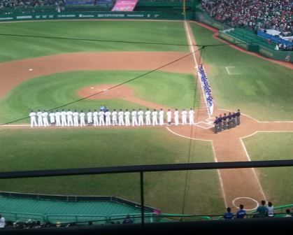 Players line up before the start of the baseball ©Instagram