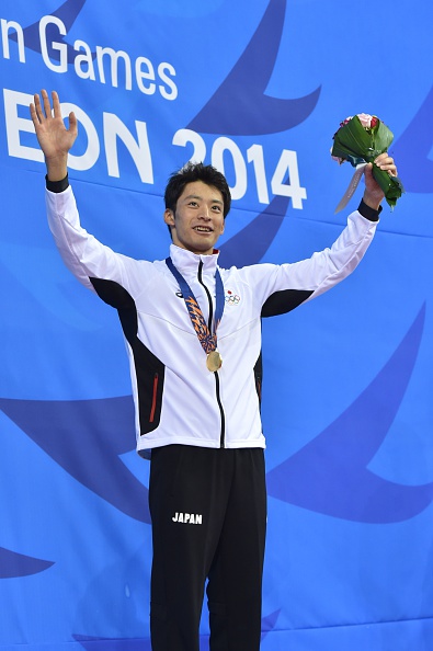 Ryosuke Irie celebrates his 100m backstroke title ©AFP/Getty Images