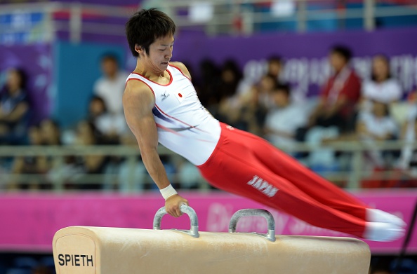Shotaro Shirai helping the Japanese team to gymnastics gold ©AFP/Getty Images