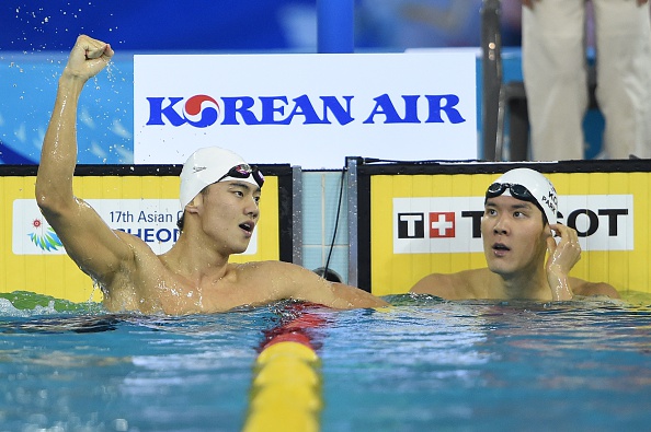 South Korea's Park Taehwan (right) looks on as China's Zetao Ning celebrates after his victory in the final of the men's 100m freestyle ©AFP/Getty Images
