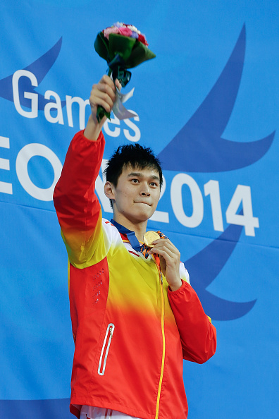 Sun Yang celebrates his 400m freestyle title ©Getty Images
