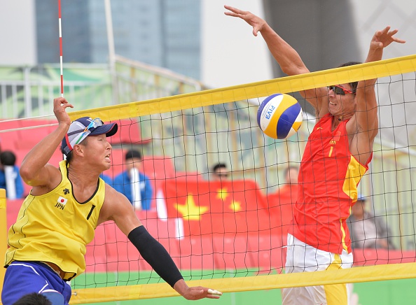 The Chinese in action yesterday in their quarter-final against Japan ©AFP/Getty Images