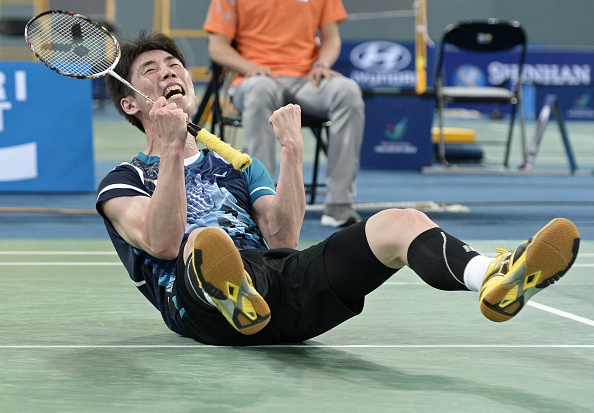 Son Wanho celebrates his stunning badminton victory ©AFP/Getty Images