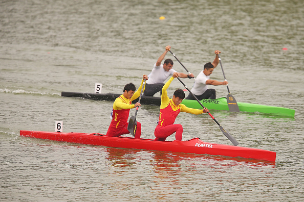 Zheng Pengfei and Wang Riwei in the C2 1000m canoe sprint ©Getty Images