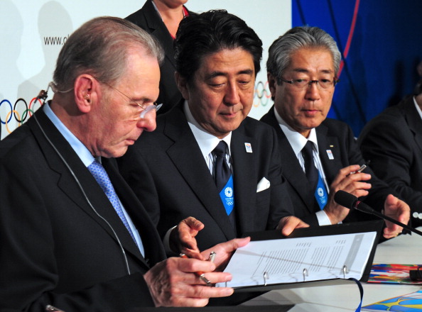 Jacques Rogge signs the Tokyo 2020 host city contract in one of his final acts as IOC President, with Japanese Prime Minister Shinzō Abe and Japanese Olympic Committee President Tsunekazu Takeda looking on ©AFP/Getty Images