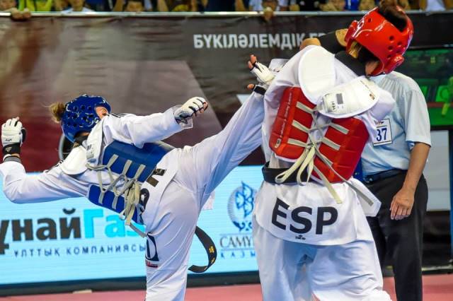Jade Jones (left) and Eva Calvo Gomez battled for gold at the Daulet Sporting Complex in Astana ©WTF