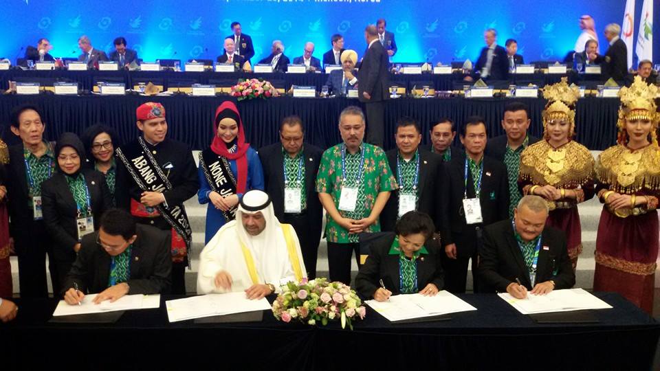 OCA President Sheikh Ahmad Al Fahad Al Sabah and Rita Subowo, head of the Indonesian Olympic Committee, sign the host city agreement for Jakarta to host the 2018 Asian Games ©Facebook
