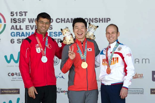 Jin Jongoh celebrates with his second gold medal at the Shooting World Championships in Granada ©ISSF/Michael Schreiber