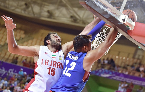 June Mar Fajardo (right) of Philippines and Ehadadi Hamed of Iran during their men's basketball preliminary round clash ©AFP/Getty Images