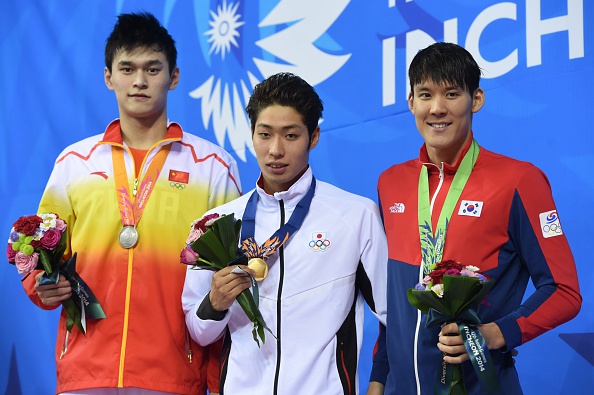 Kosuke Hagino is awarded the 200m freestyle gold ©AFP/Getty Images
