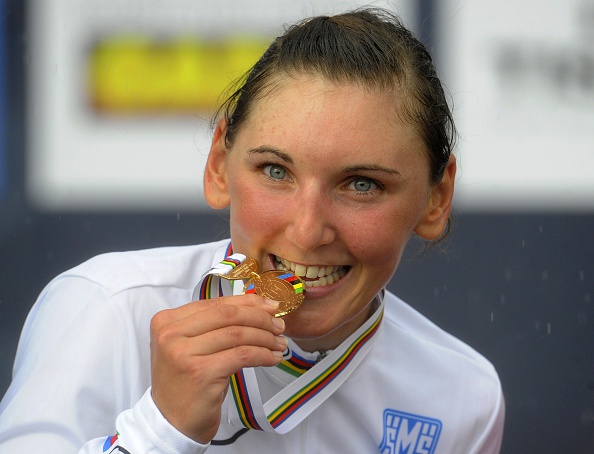Lisa Brennauer celebrates her gold medal in the elite women's time trial ©Getty Images
