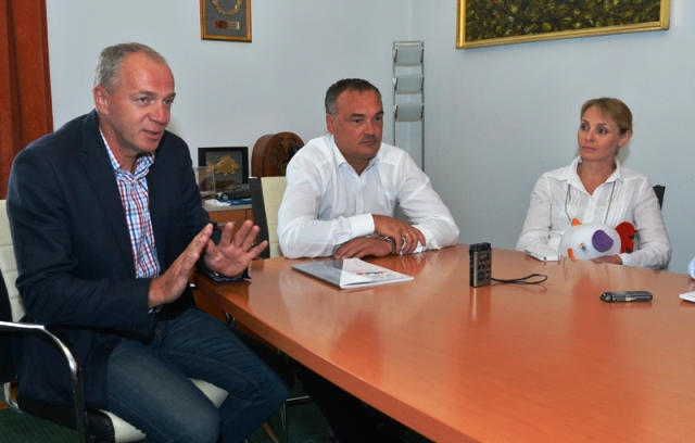 MOB President and Mayor of Győr, Zsolt Borkai (centre), admitted more work needs to be done as the city prepares to host the 2017 Summer EYOF ©MOB