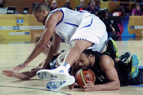 New Zealand's forward Mika Vukona and Finland's centre Gerald Lee go to ground during their FIBA Basketball World Cup clash ©AFP/Getty Images