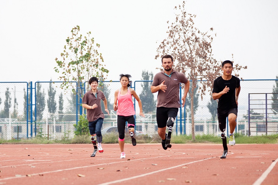 Ottobock Ambassador Paralympic and world Champion Heinrich Popow leads the first Ottobock Running Clinic in China ©Ottobock Healthcare 